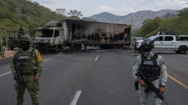 Mapa estilizado de Michoacán con marcadores rojos en Zamora, Ecuandureo, Churintzio y otros municipios afectados por bloqueos carreteros y quemas