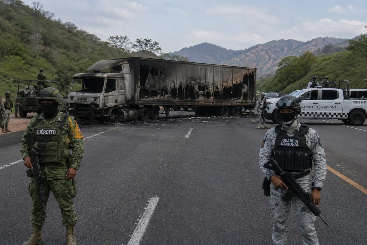 Mapa estilizado de Michoacán con marcadores rojos en Zamora, Ecuandureo, Churintzio y otros municipios afectados por bloqueos carreteros y quemas