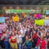 Carlos Torres Piña hablando ante una multitud de mujeres en una asamblea en Morelia, Michoacán, el 16 de agosto de 2026