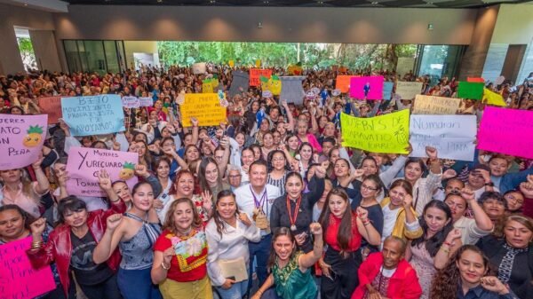 Carlos Torres Piña hablando ante una multitud de mujeres en una asamblea en Morelia, Michoacán, el 16 de agosto de 2026
