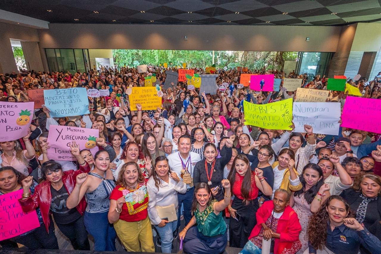 Carlos Torres Piña hablando ante una multitud de mujeres en una asamblea en Morelia, Michoacán, el 16 de agosto de 2026