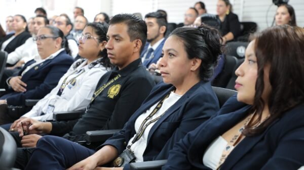 Acto de clausura del Diplomado en Psicología Forense en el Auditorio del INCASEP de la FGE, con autoridades y servidoras públicas recibiendo constancias.