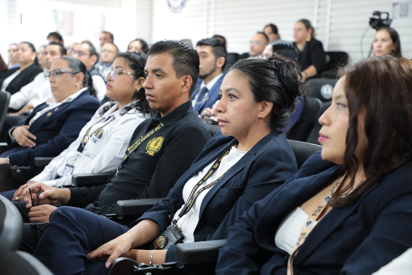 Acto de clausura del Diplomado en Psicología Forense en el Auditorio del INCASEP de la FGE, con autoridades y servidoras públicas recibiendo constancias.