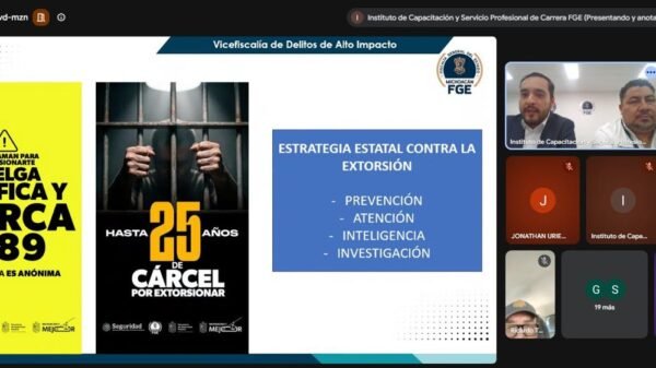 Pantalla de videoconferencia con logotipo de la Fiscalía General del Estado de Michoacán y participantes en sesión virtual sobre extorsión