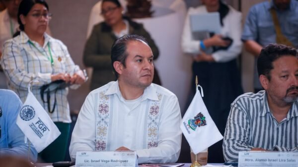 Israel Vega Rodríguez, representante de la FGE Michoacán, participando en sesión plenaria de la LIV Asamblea Nacional de Procuración de Justicia en Bahía de Banderas, Nayarit.