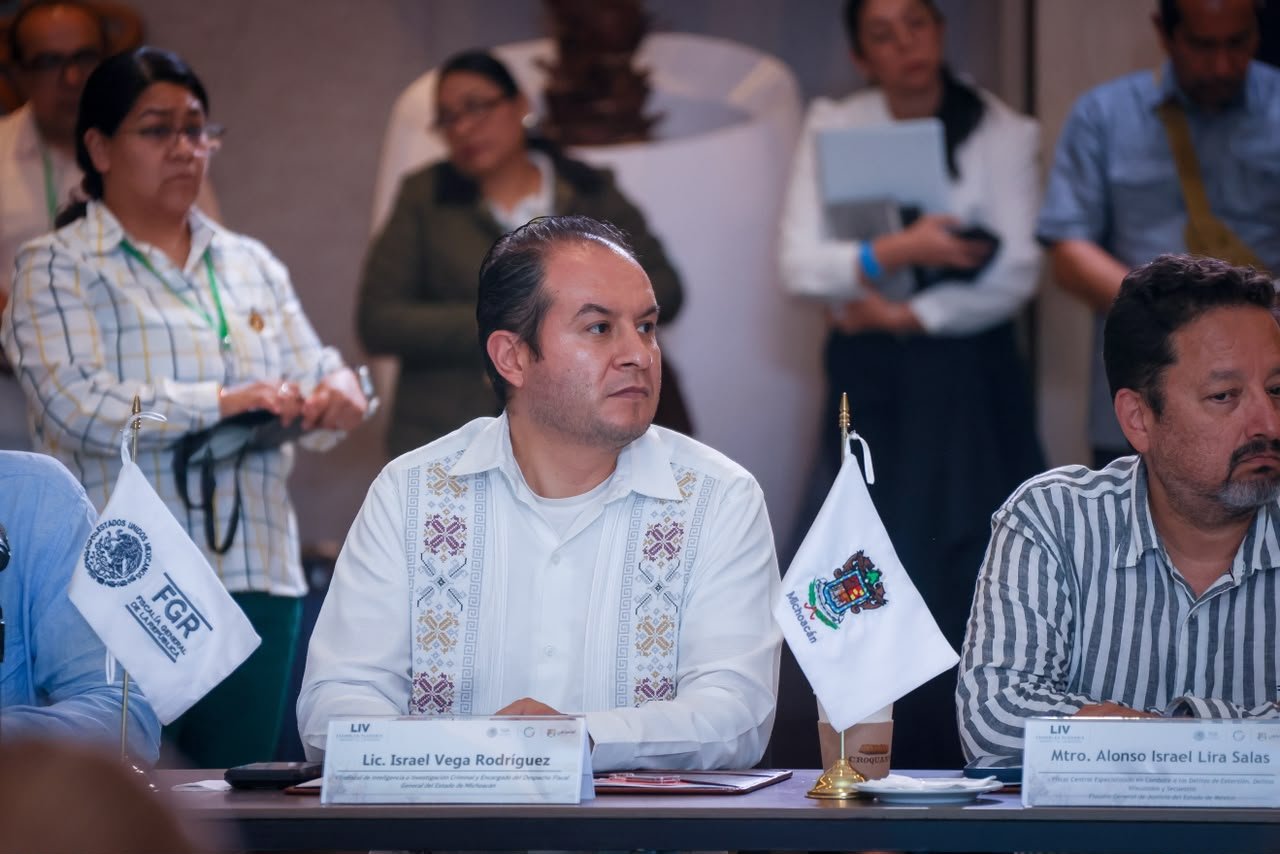 Israel Vega Rodríguez, representante de la FGE Michoacán, participando en sesión plenaria de la LIV Asamblea Nacional de Procuración de Justicia en Bahía de Banderas, Nayarit.