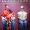 Retrato serio y cercano de Carlos Torres Piña frente a un mapa de Michoacán con íconos que simbolizan conocimiento, cumplimiento y gobernabilidad