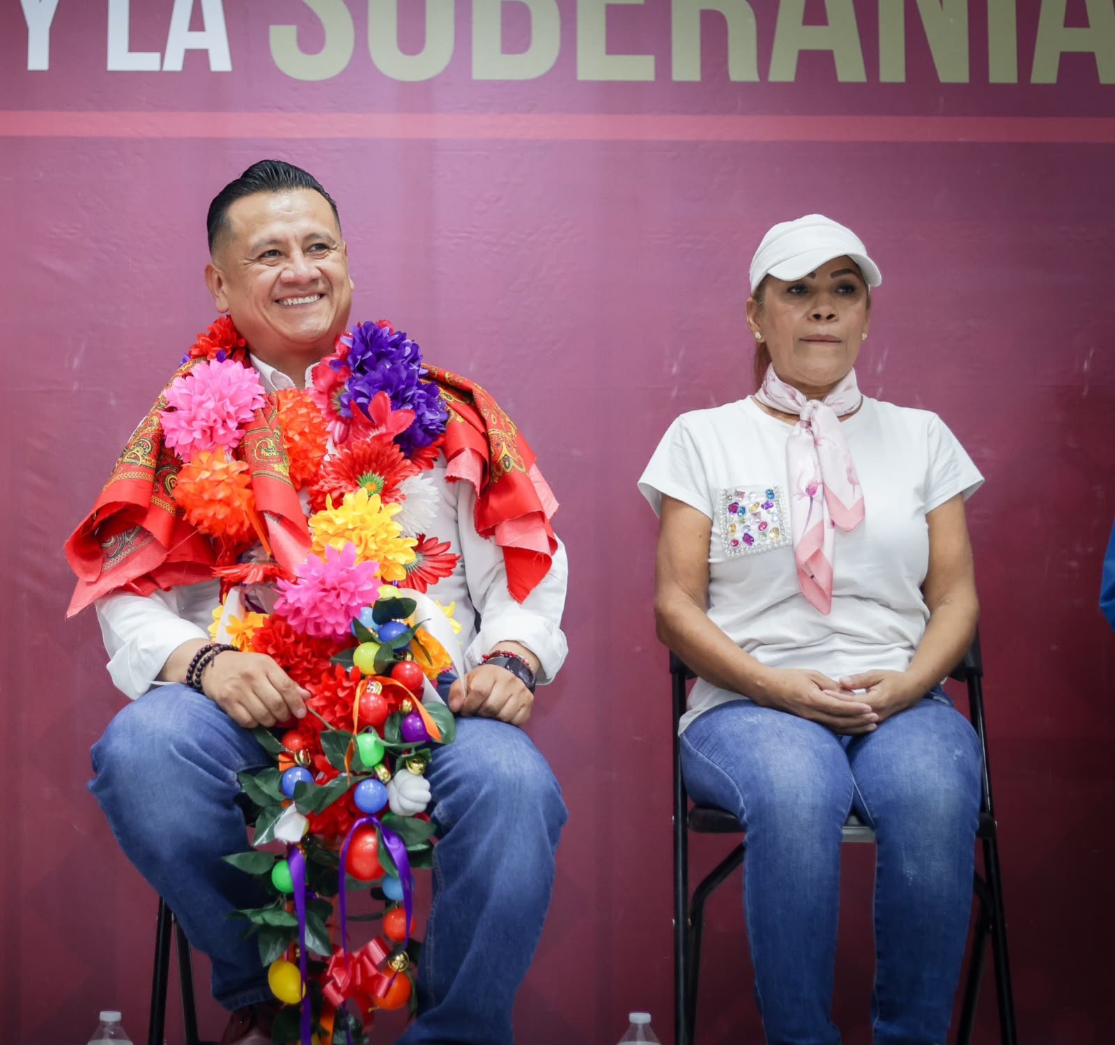 Retrato serio y cercano de Carlos Torres Piña frente a un mapa de Michoacán con íconos que simbolizan conocimiento, cumplimiento y gobernabilidad