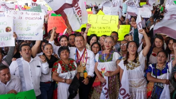 Carlos Torres Piña hablando ante una multitud en la asamblea regional de Pátzcuaro, Michoacán, el 21 de agosto de 2026