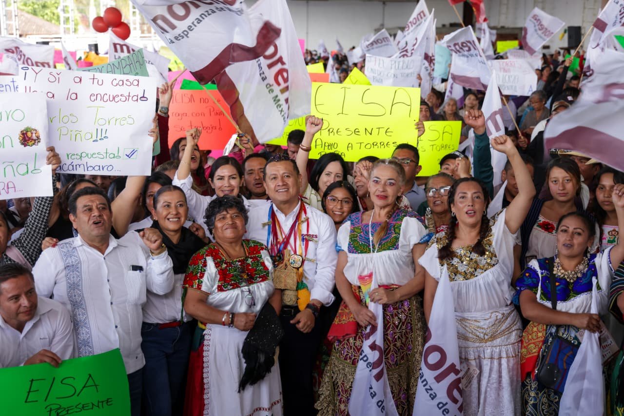 Carlos Torres Piña hablando ante una multitud en la asamblea regional de Pátzcuaro, Michoacán, el 21 de agosto de 2026