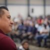 Retrato formal de Carlos Torres Piña frente a símbolos institucionales de la Cámara de Diputados, la Secretaría de Gobierno de Michoacán y la Fiscalía General del Estado