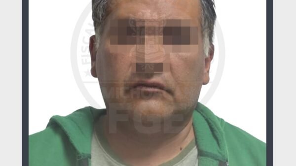Logotipo oficial de la Fiscalía General del Estado de Michoacán junto a elementos gráficos discretos de justicia y seguridad pública