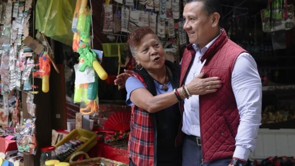 Retrato profesional de Carlos Torres Piña junto a gráficos que muestran disminución de protestas, aumento de mandamientos judiciales y reducción de impunidad en Michoacán