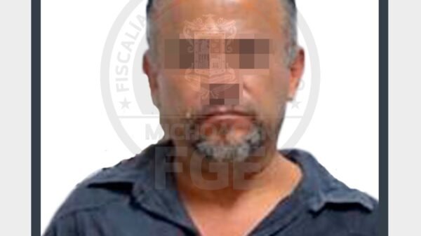 Logotipo oficial de la Fiscalía General del Estado de Michoacán junto a elementos simbólicos de cateo: guantes, bolsas de evidencia y un mapa de Morelia con tres marcadores.