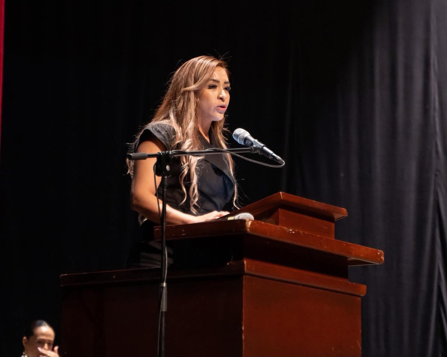 Retrato formal de la diputada Grecia Aguilar Mercado, en su calidad de presidenta de la Comisión de Jóvenes y Deporte del Congreso de Michoacán.