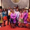 Diputado Octavio Ocampo entrega una condecoración a representantes mazahuas durante una ceremonia solemne en Zitácuaro, Michoacán