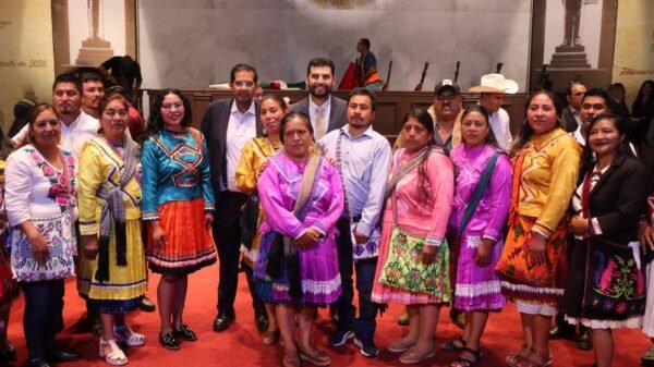 Diputado Octavio Ocampo entrega una condecoración a representantes mazahuas durante una ceremonia solemne en Zitácuaro, Michoacán