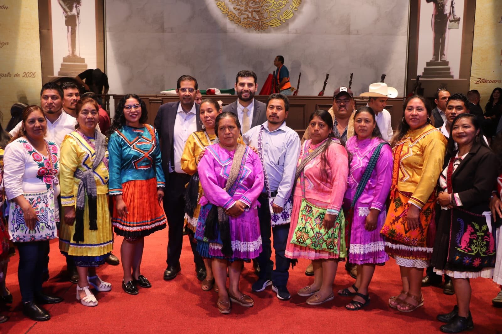 Diputado Octavio Ocampo entrega una condecoración a representantes mazahuas durante una ceremonia solemne en Zitácuaro, Michoacán