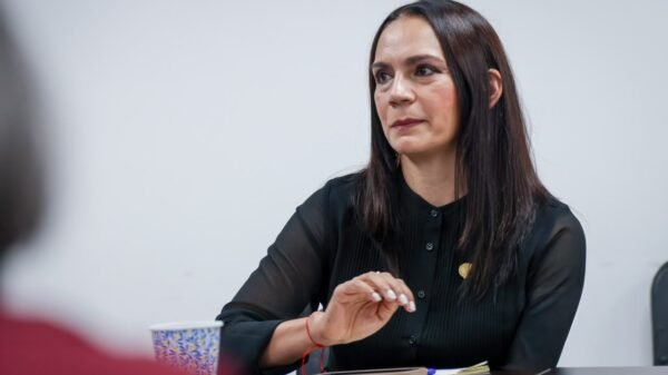 Israel Vega Rodríguez y Alejandra Anguiano González en reunión de coordinación entre FGE y SEIMUJER sobre violencia contra mujeres en Morelia