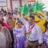 Carlos Torres Piña en diálogo con diversas personas en distintos escenarios de Michoacán: plazas, talleres artesanales, foros comunitarios y espacios rurales.