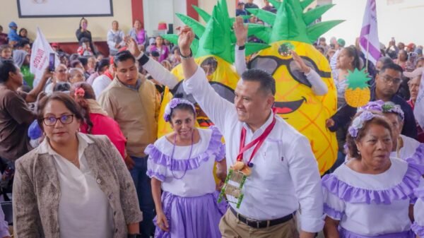 Carlos Torres Piña en diálogo con diversas personas en distintos escenarios de Michoacán: plazas, talleres artesanales, foros comunitarios y espacios rurales.