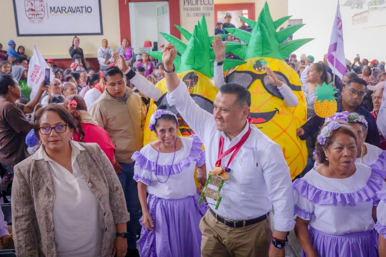 Carlos Torres Piña en diálogo con diversas personas en distintos escenarios de Michoacán: plazas, talleres artesanales, foros comunitarios y espacios rurales.