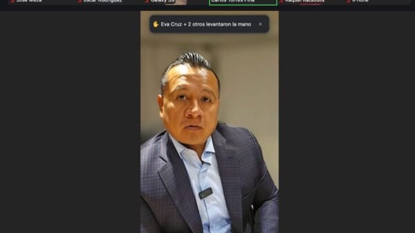 Carlos Torres Piña hablando ante micrófono en Morelia, Michoacán, durante evento sobre políticas de retorno migratorio