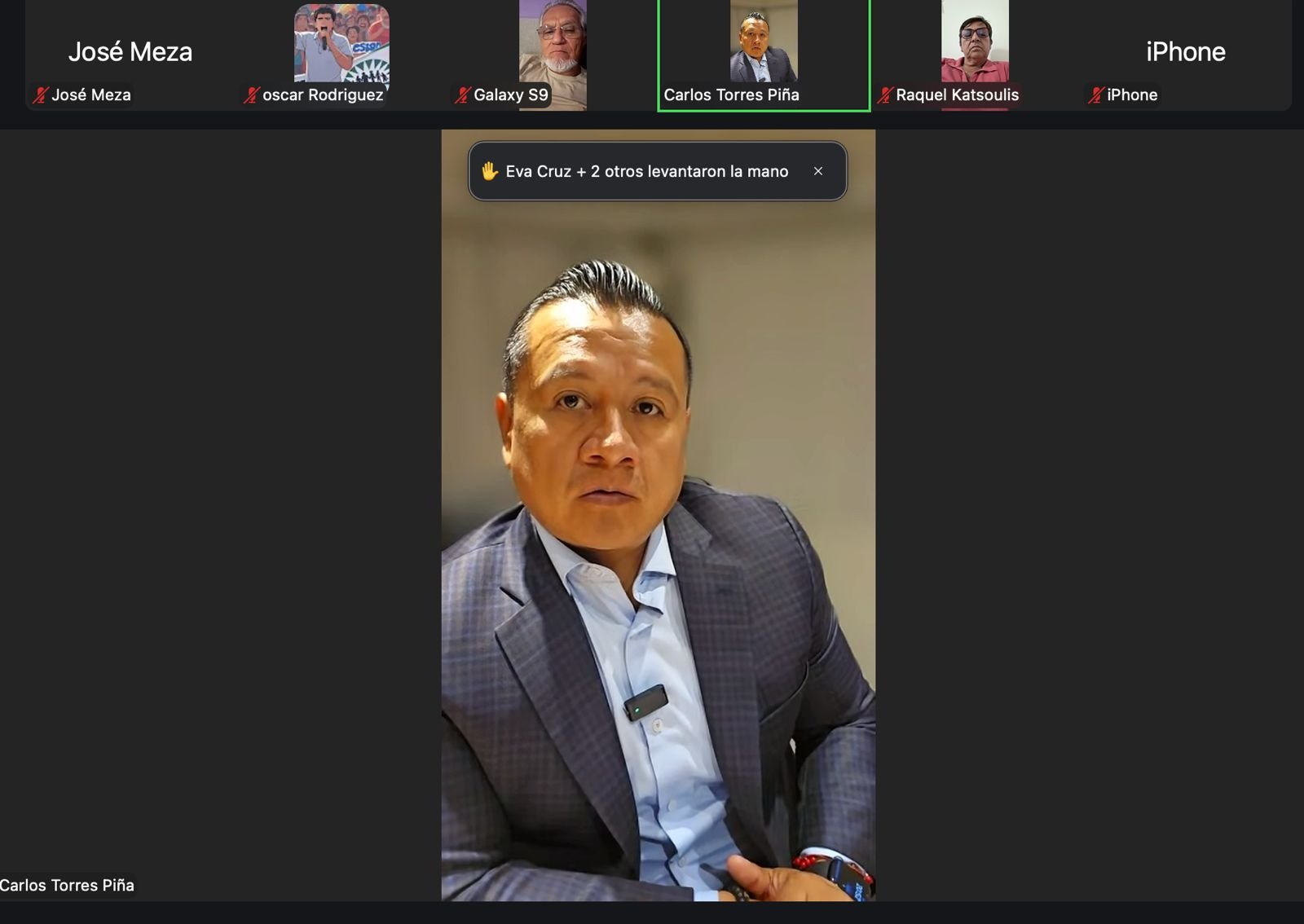 Carlos Torres Piña hablando ante micrófono en Morelia, Michoacán, durante evento sobre políticas de retorno migratorio