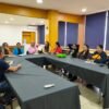 Fiscal Especializada Elisa Arizema Reyes Saavedra junto a integrantes del Colectivo Estatal de Animalistas en reunión de trabajo en Morelia, Michoacán