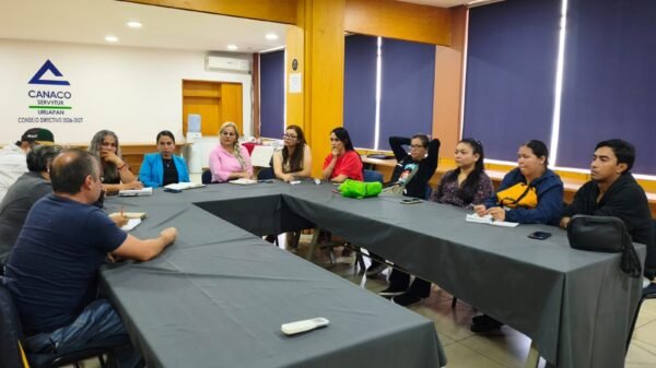 Fiscal Especializada Elisa Arizema Reyes Saavedra junto a integrantes del Colectivo Estatal de Animalistas en reunión de trabajo en Morelia, Michoacán