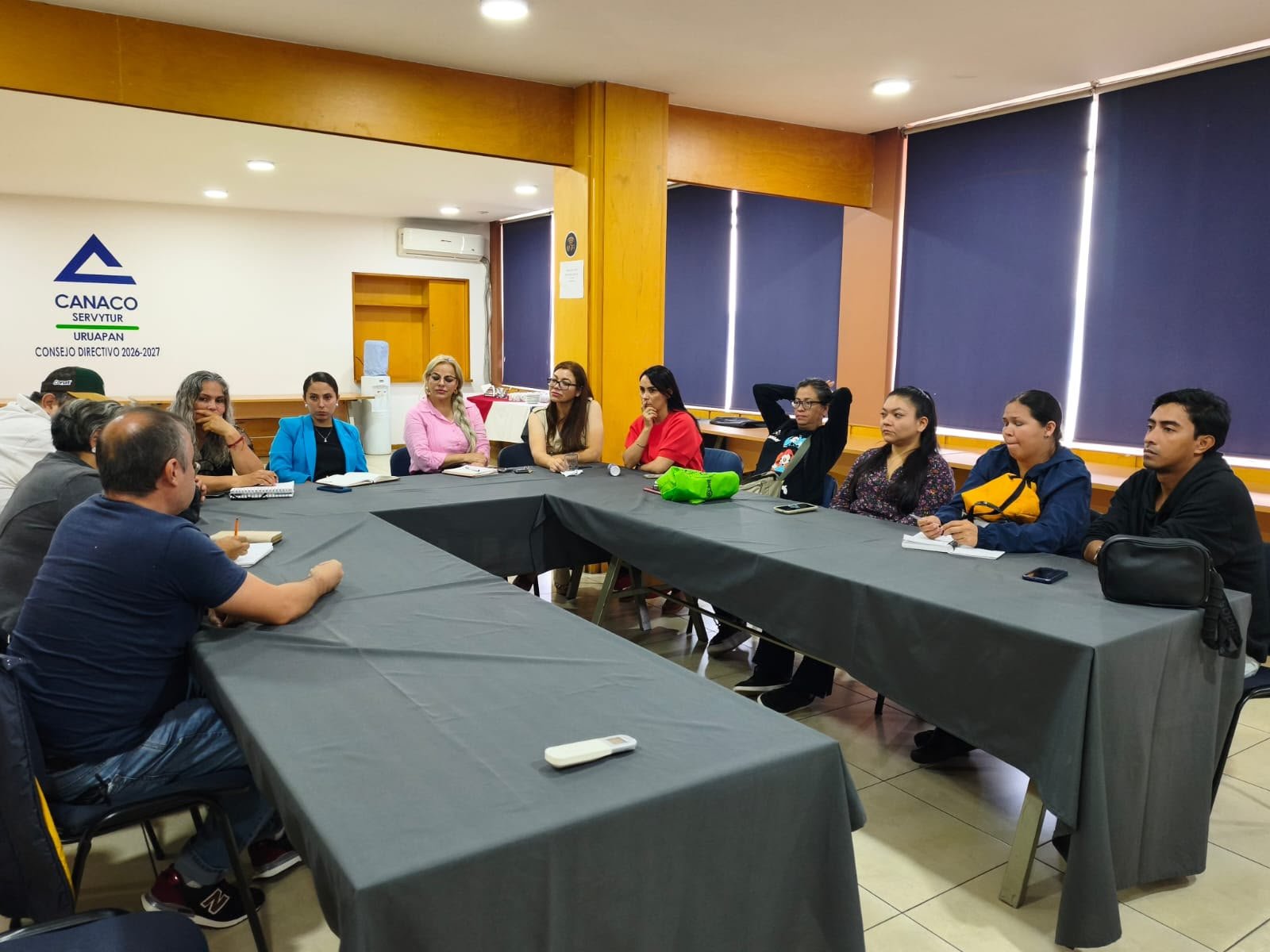 Fiscal Especializada Elisa Arizema Reyes Saavedra junto a integrantes del Colectivo Estatal de Animalistas en reunión de trabajo en Morelia, Michoacán
