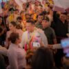 Carlos Torres Piña en diálogo con ciudadanos michoacanos durante un recorrido territorial en una comunidad rural