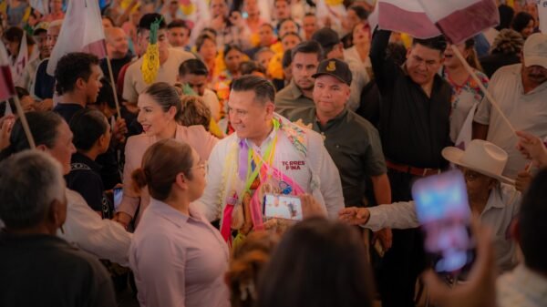 Carlos Torres Piña en diálogo con ciudadanos michoacanos durante un recorrido territorial en una comunidad rural