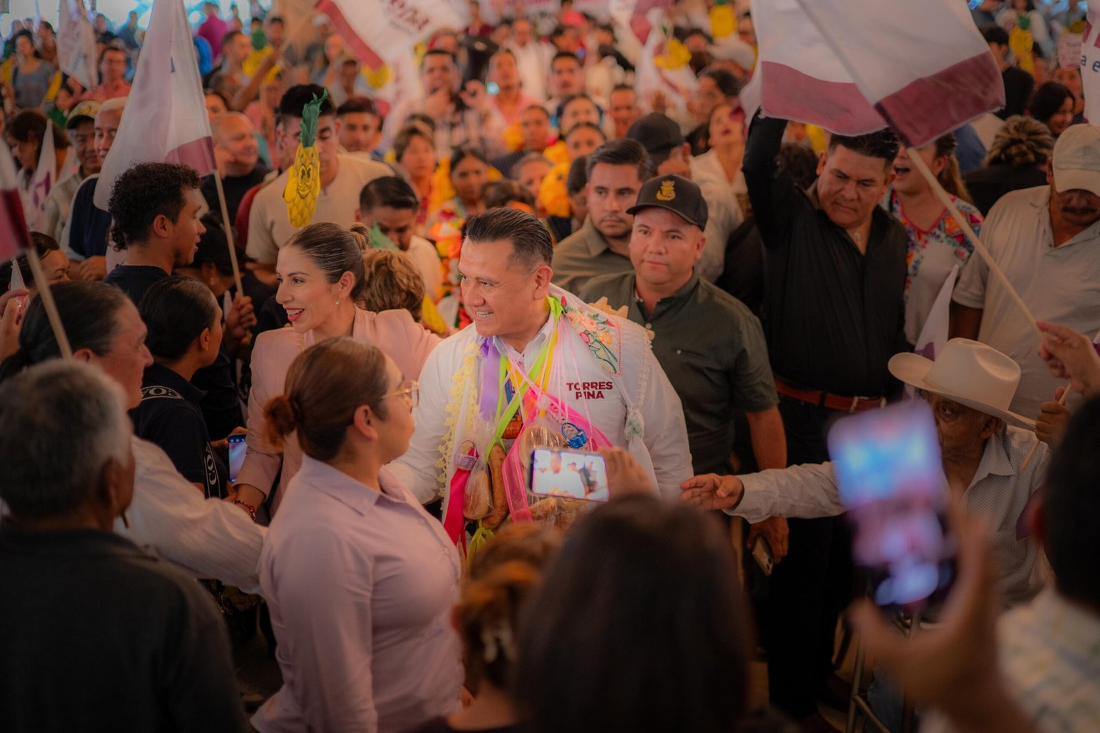 Carlos Torres Piña en diálogo con ciudadanos michoacanos durante un recorrido territorial en una comunidad rural