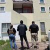 Operativo de la Fiscalía Michoacán en Morelia: personal especializado asegura un dóberman durante cateo por maltrato animal en Villas del Pedregal