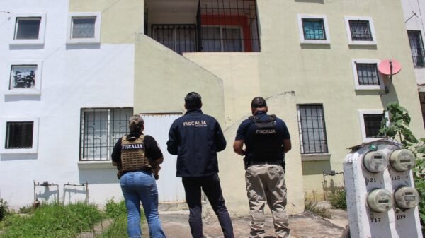 Operativo de la Fiscalía Michoacán en Morelia: personal especializado asegura un dóberman durante cateo por maltrato animal en Villas del Pedregal