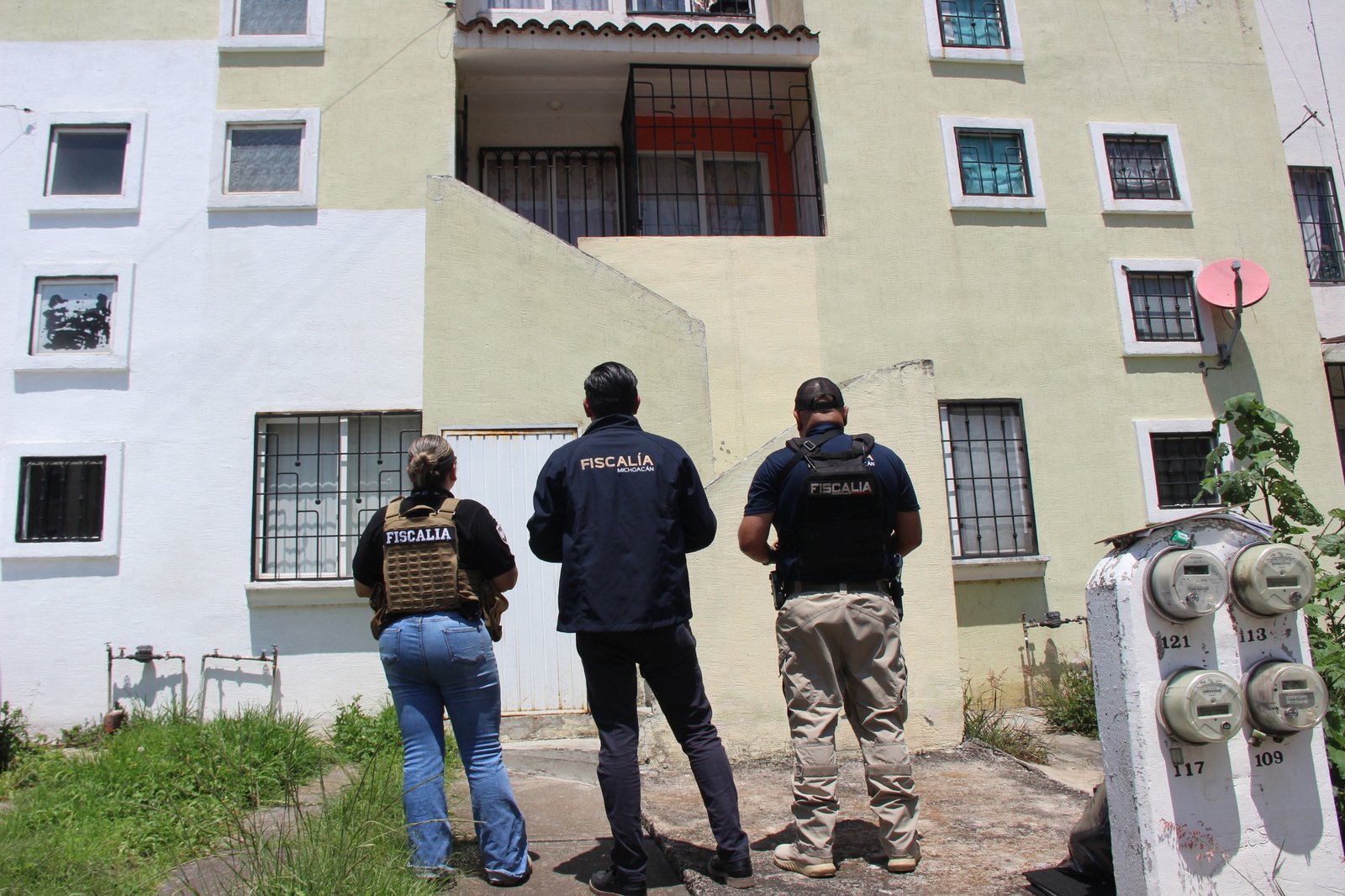 Operativo de la Fiscalía Michoacán en Morelia: personal especializado asegura un dóberman durante cateo por maltrato animal en Villas del Pedregal