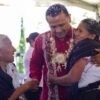 Carlos Torres Piña en diálogo con miembros de una comunidad originaria, en un entorno rural, con gestos de escucha activa y cercanía