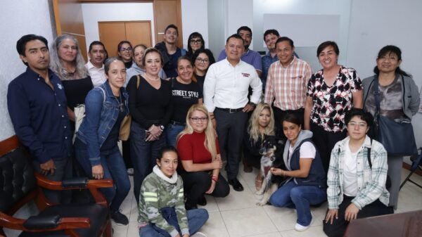 Carlos Torres Piña hablando frente a un grupo diverso de activistas animalistas y representantes de refugios durante reunión en Morelia, Michoacán