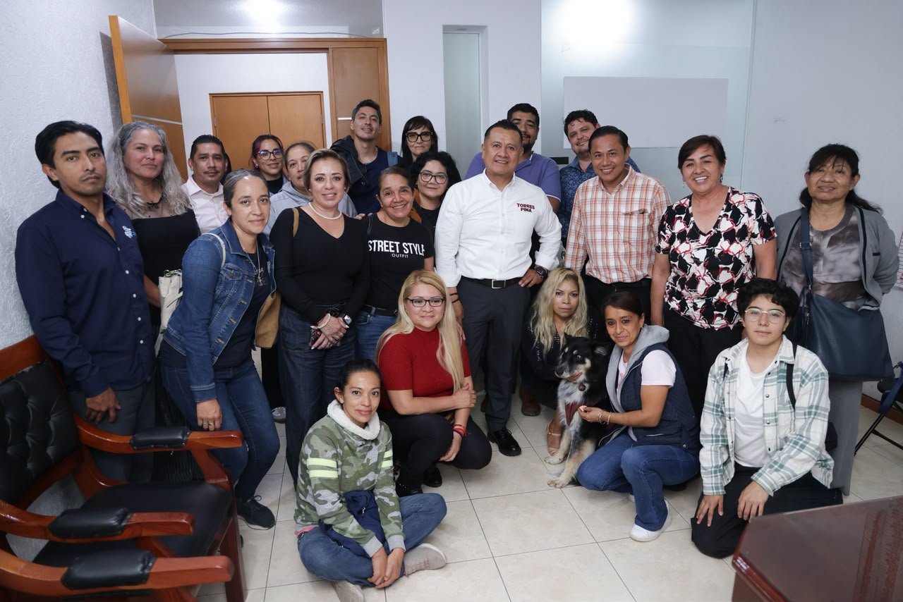 Carlos Torres Piña hablando frente a un grupo diverso de activistas animalistas y representantes de refugios durante reunión en Morelia, Michoacán