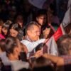 Carlos Torres Piña conversando con artesanos de sillas de madera en un taller tradicional de Maravatío, Michoacán
