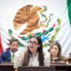 Diputada Giulianna Bugarini hablando frente al pleno del Congreso de Michoacán, con el escudo estatal visible