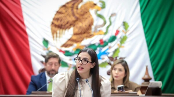 Diputada Giulianna Bugarini hablando frente al pleno del Congreso de Michoacán, con el escudo estatal visible