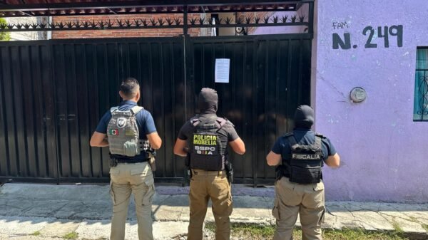 Logotipo de la Fiscalía General del Estado de Michoacán junto a imágenes simbólicas de operativos policiales en barrios de Morelia