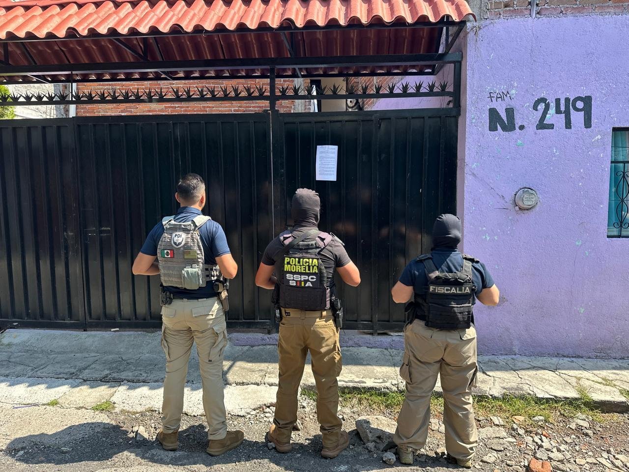 Logotipo de la Fiscalía General del Estado de Michoacán junto a imágenes simbólicas de operativos policiales en barrios de Morelia