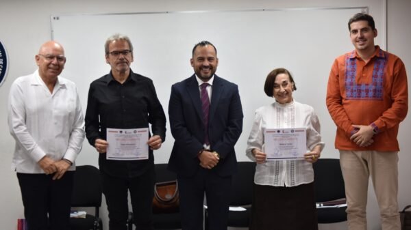 Evento formativo de la FGE en Morelia con participantes presenciales y pantallas virtuales, bajo el título 'Un nuevo humanismo al servicio de la justicia'