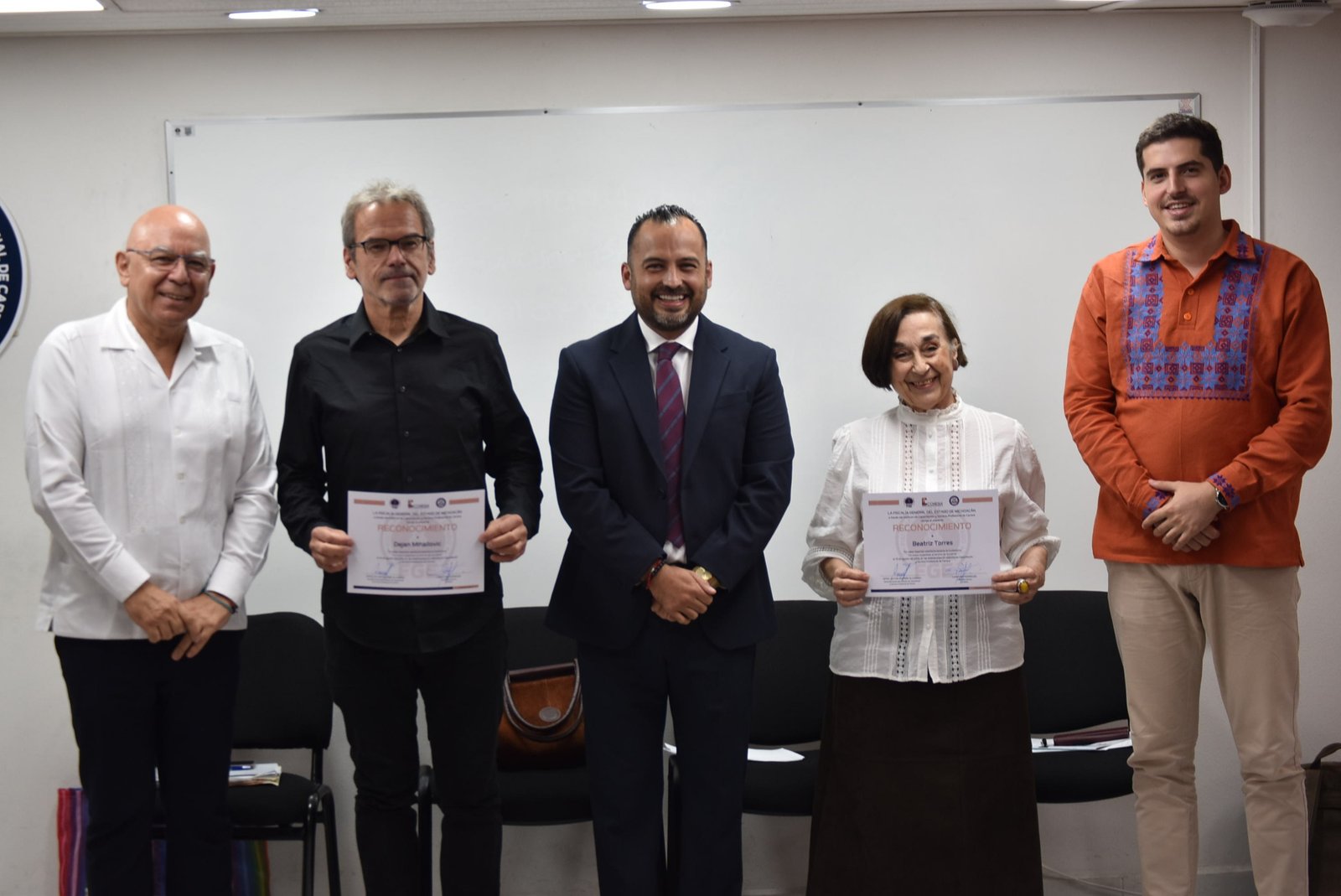 Evento formativo de la FGE en Morelia con participantes presenciales y pantallas virtuales, bajo el título 'Un nuevo humanismo al servicio de la justicia'