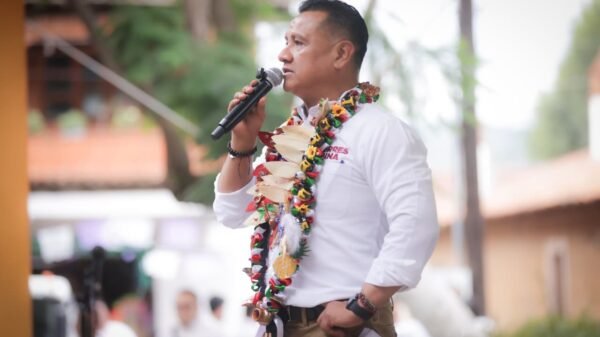 Carlos Torres Piña hablando en un evento público en Morelia, Michoacán, el 27 de agosto de 2026, abordando soberanía y responsabilidad gubernamental