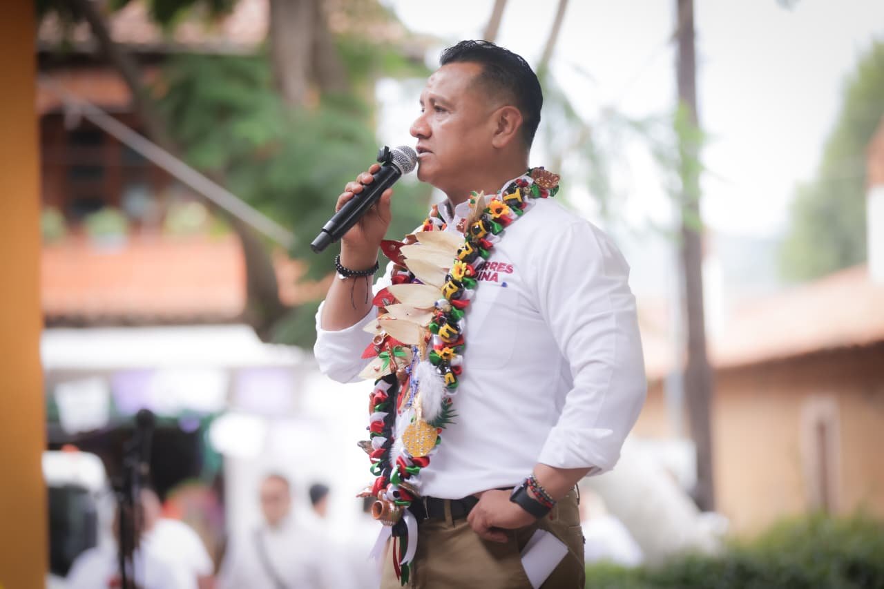Carlos Torres Piña hablando en un evento público en Morelia, Michoacán, el 27 de agosto de 2026, abordando soberanía y responsabilidad gubernamental