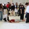 Grupo de estudiantes de la UMSNH en recorrido guiado por instalaciones de la Fiscalía General de Michoacán, observando equipo y procedimientos en criminalística